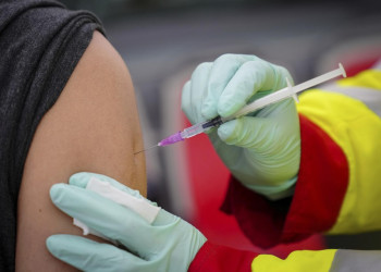 Alemanha aprova vacinação obrigatória para profissionais de saúde